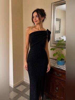 Elegant One-Shoulder Black Evening Dress